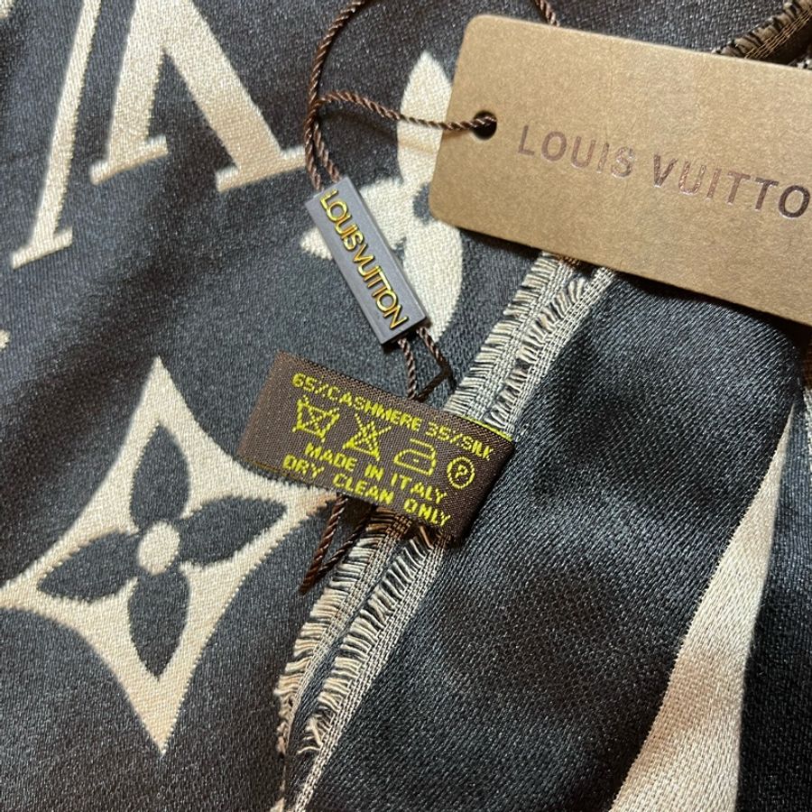 絕版珍稀材質!全新|經典LV老花Monogram Classic披肩披巾圍巾|喀什米爾羊絨Cashmere 65%混絲綢 35%|兼具輕盈保暖|另贈寶格麗BVLGARI護唇膏-1