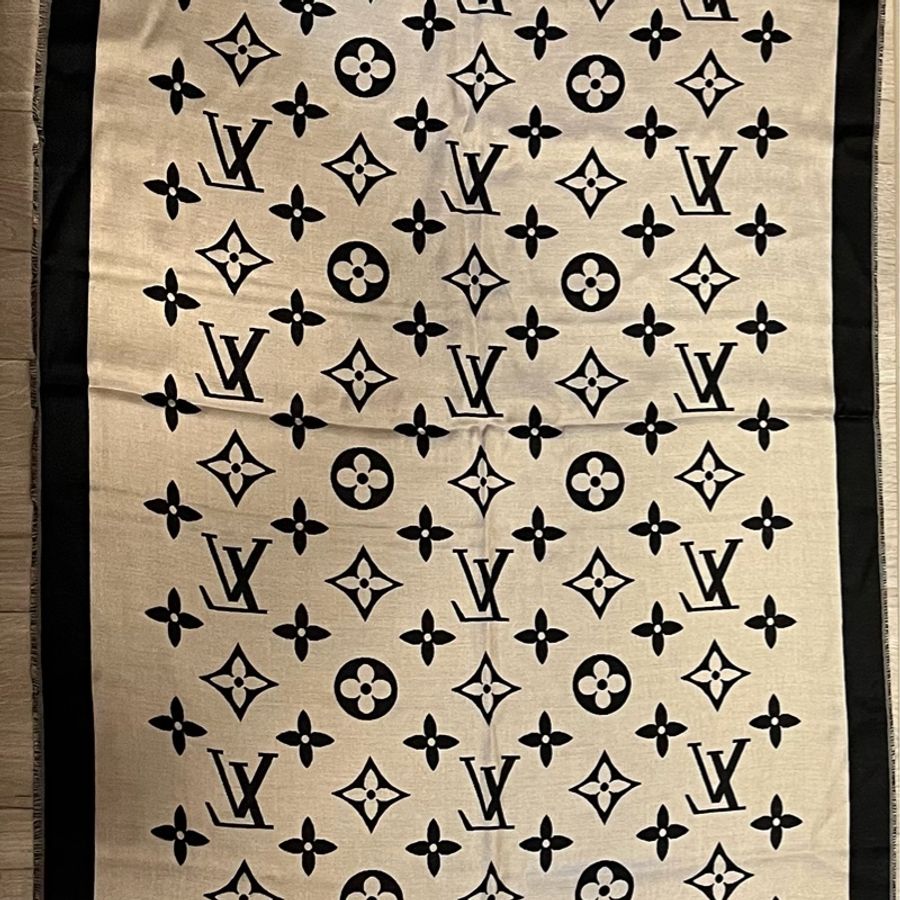 絕版珍稀材質!全新|經典LV老花Monogram Classic披肩披巾圍巾|喀什米爾羊絨Cashmere 65%混絲綢 35%|兼具輕盈保暖|另贈寶格麗BVLGARI護唇膏-6