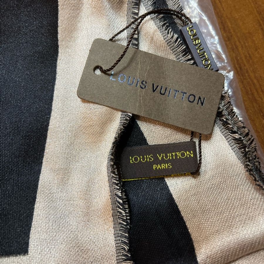 絕版珍稀材質!全新|經典LV老花Monogram Classic披肩披巾圍巾|喀什米爾羊絨Cashmere 65%混絲綢 35%|兼具輕盈保暖|另贈寶格麗BVLGARI護唇膏-8