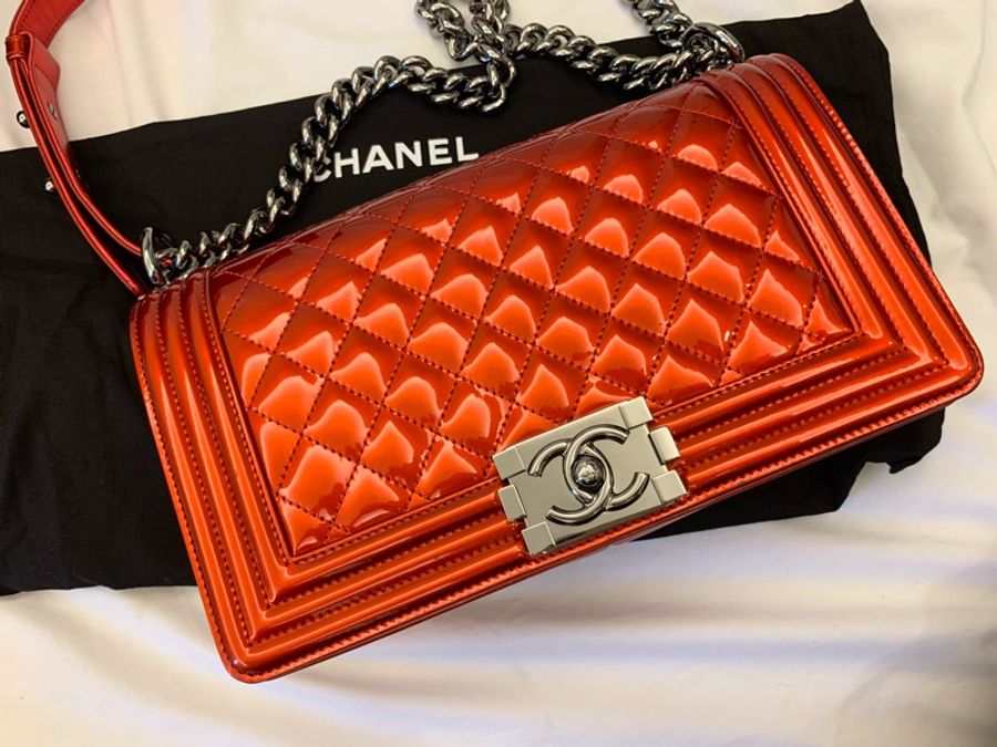 CHANEL BOY 25口蓋包 香奈兒 紅色金屬漆皮亮皮 銀鍊 釦式翻蓋 肩背包/斜背包(全新)-0