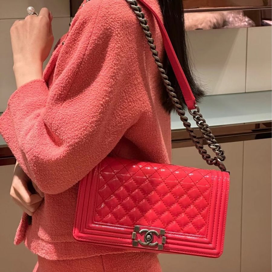 CHANEL BOY 25口蓋包 香奈兒 紅色金屬漆皮亮皮 銀鍊 釦式翻蓋 肩背包/斜背包(全新)-5