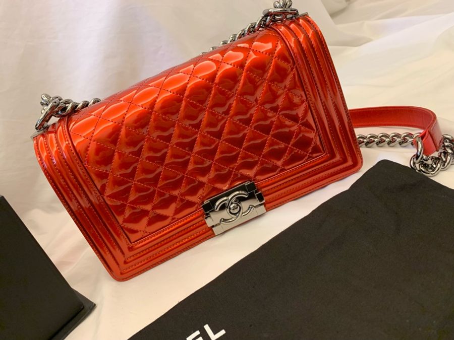 CHANEL BOY 25口蓋包 香奈兒 紅色金屬漆皮亮皮 銀鍊 釦式翻蓋 肩背包/斜背包(全新)-6