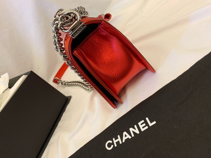 CHANEL BOY 25口蓋包 香奈兒 紅色金屬漆皮亮皮 銀鍊 釦式翻蓋 肩背包/斜背包(全新)-7