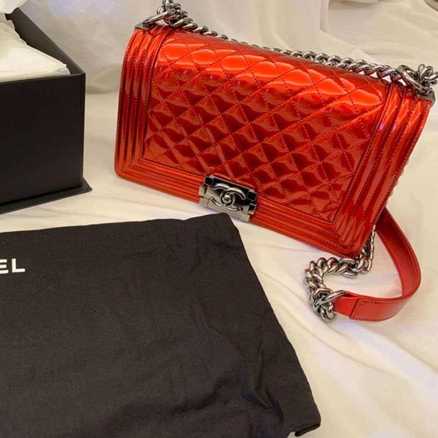 CHANEL BOY 25口蓋包 香奈兒 紅色金屬漆皮亮皮 銀鍊 釦式翻蓋 肩背包/斜背包(全新)-12