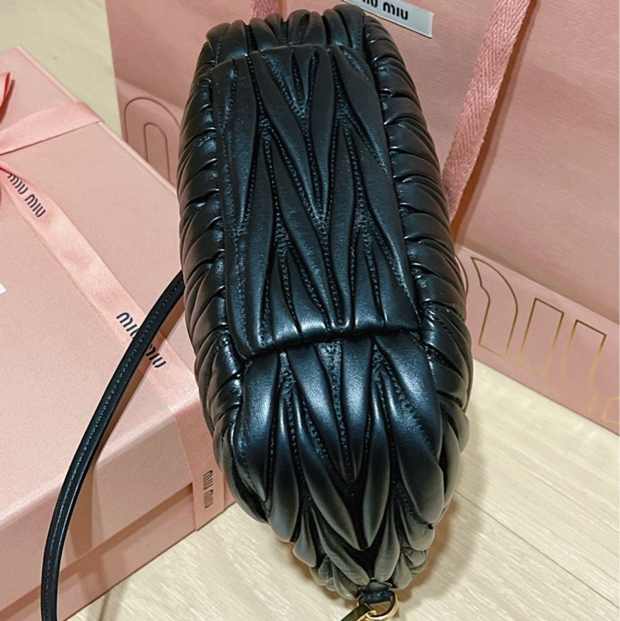 MIU MIU Wander Matelassé 納帕皮革半月形手袋-10