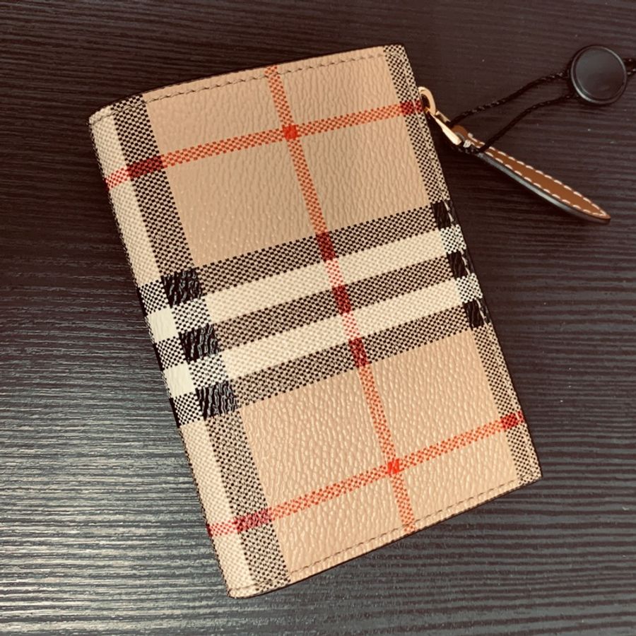 Burberry 全新Beige small wallet with Vintage Check pattern in coated canvas格紋小型雙摺皮夾-0