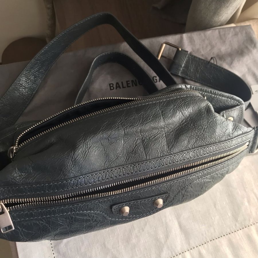 🧣新年快樂🧣 Balenciaga 巴黎世家》機車包系列》 NEO LIFT羊皮拉鍊腰包 🌠腰包/胸口包/斜背/側背🌠正品🌠近新🌠男女皆可🌠 立體包型2⃣️層空間足🌠油蠟牛皮冰裂紋耐用🌠-15