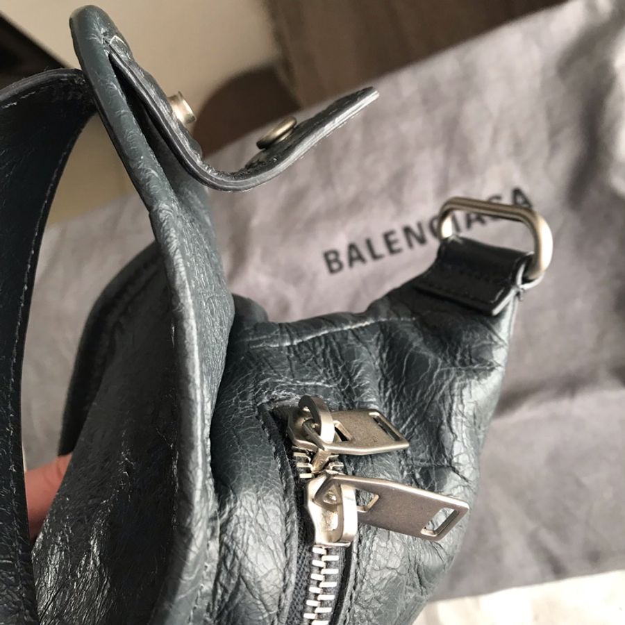 🧣新年快樂🧣 Balenciaga 巴黎世家》機車包系列》 NEO LIFT羊皮拉鍊腰包 🌠腰包/胸口包/斜背/側背🌠正品🌠近新🌠男女皆可🌠 立體包型2⃣️層空間足🌠油蠟牛皮冰裂紋耐用🌠-23