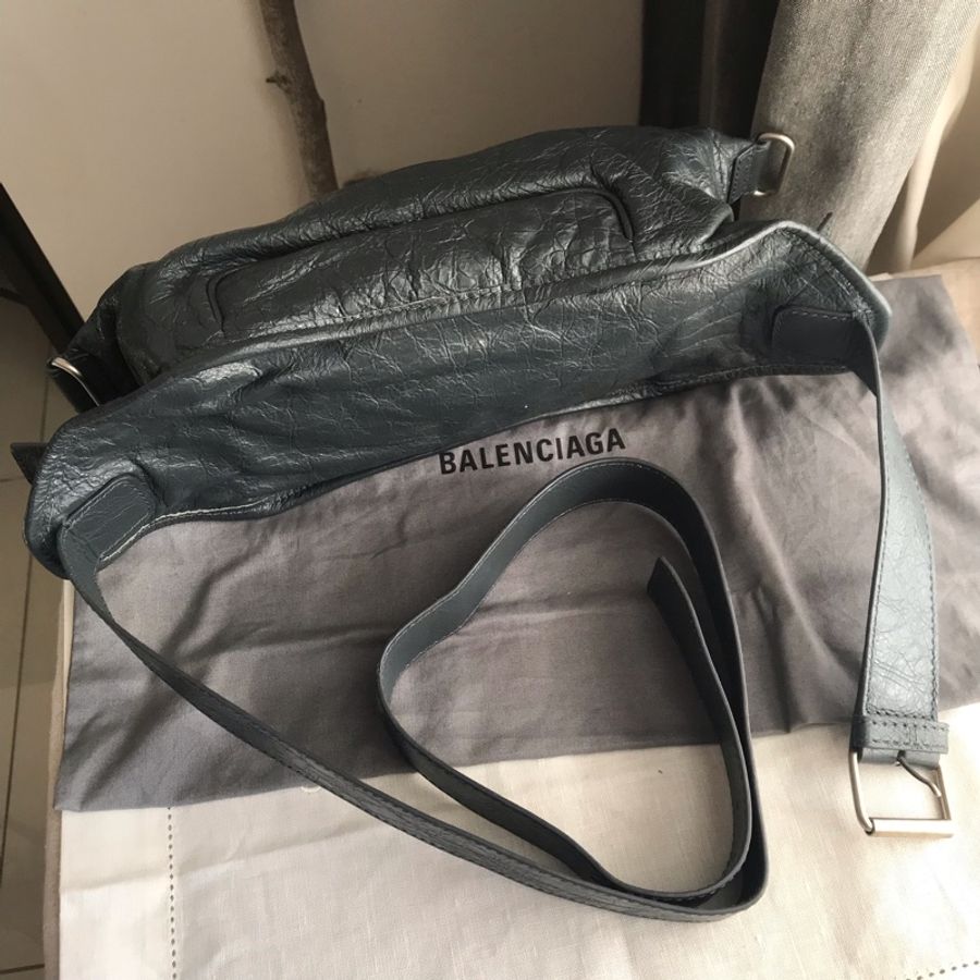 🧣新年快樂🧣 Balenciaga 巴黎世家》機車包系列》 NEO LIFT羊皮拉鍊腰包 🌠腰包/胸口包/斜背/側背🌠正品🌠近新🌠男女皆可🌠 立體包型2⃣️層空間足🌠油蠟牛皮冰裂紋耐用🌠-32