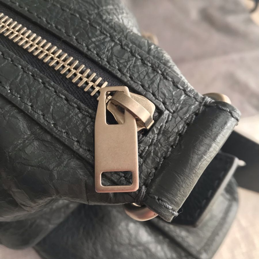 🧣新年快樂🧣 Balenciaga 巴黎世家》機車包系列》 NEO LIFT羊皮拉鍊腰包 🌠腰包/胸口包/斜背/側背🌠正品🌠近新🌠男女皆可🌠 立體包型2⃣️層空間足🌠油蠟牛皮冰裂紋耐用🌠-35