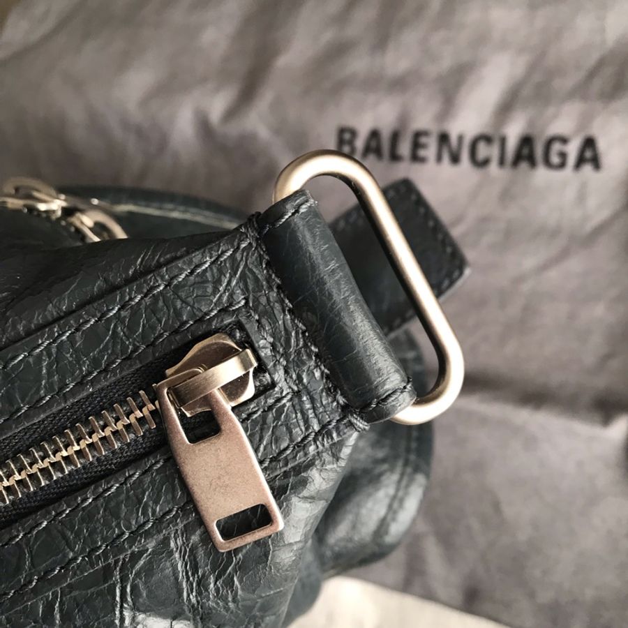 🧣新年快樂🧣 Balenciaga 巴黎世家》機車包系列》 NEO LIFT羊皮拉鍊腰包 🌠腰包/胸口包/斜背/側背🌠正品🌠近新🌠男女皆可🌠 立體包型2⃣️層空間足🌠油蠟牛皮冰裂紋耐用🌠-38
