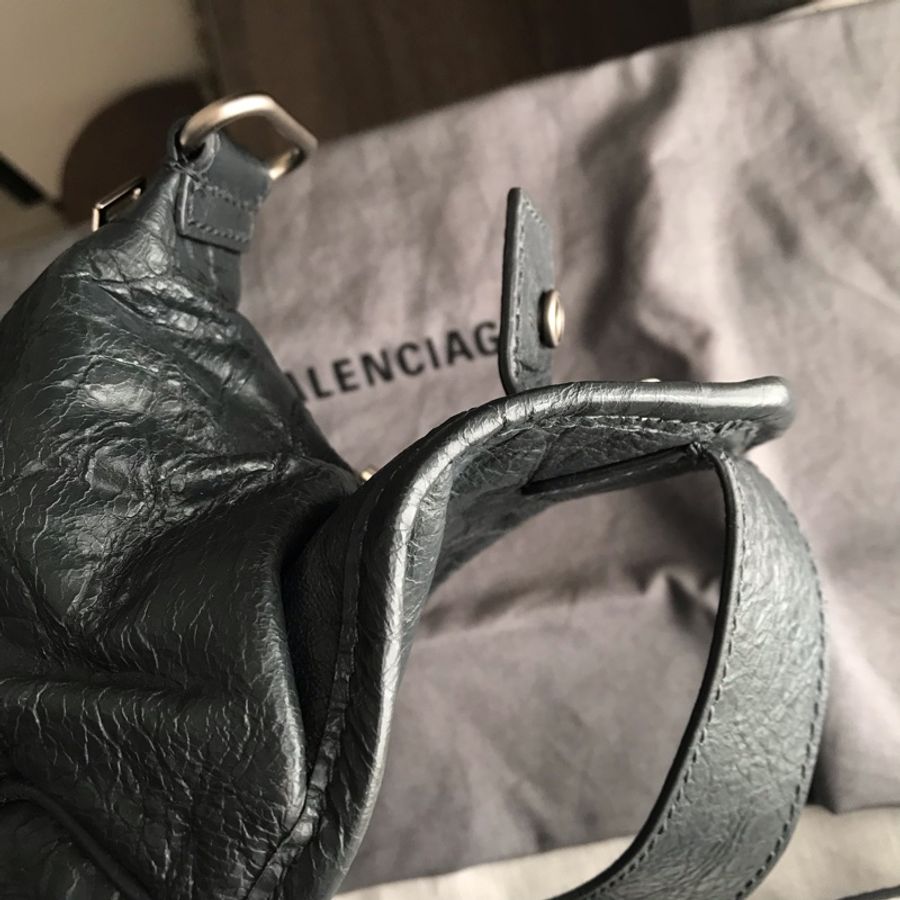 🧣新年快樂🧣 Balenciaga 巴黎世家》機車包系列》 NEO LIFT羊皮拉鍊腰包 🌠腰包/胸口包/斜背/側背🌠正品🌠近新🌠男女皆可🌠 立體包型2⃣️層空間足🌠油蠟牛皮冰裂紋耐用🌠-39