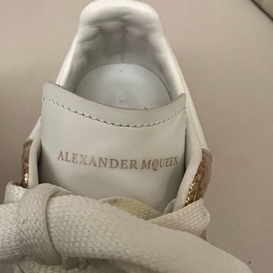 Alexander McQuuen 經典小白鞋特殊亮片款-4