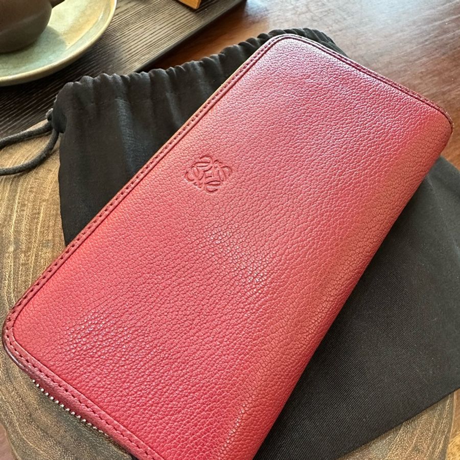 LOEWE logo鎖頭 Amazona長夾 莓紅色，台中新光櫃上購入-1