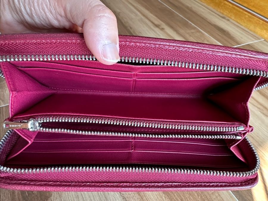 LOEWE logo鎖頭 Amazona長夾 莓紅色，台中新光櫃上購入-3