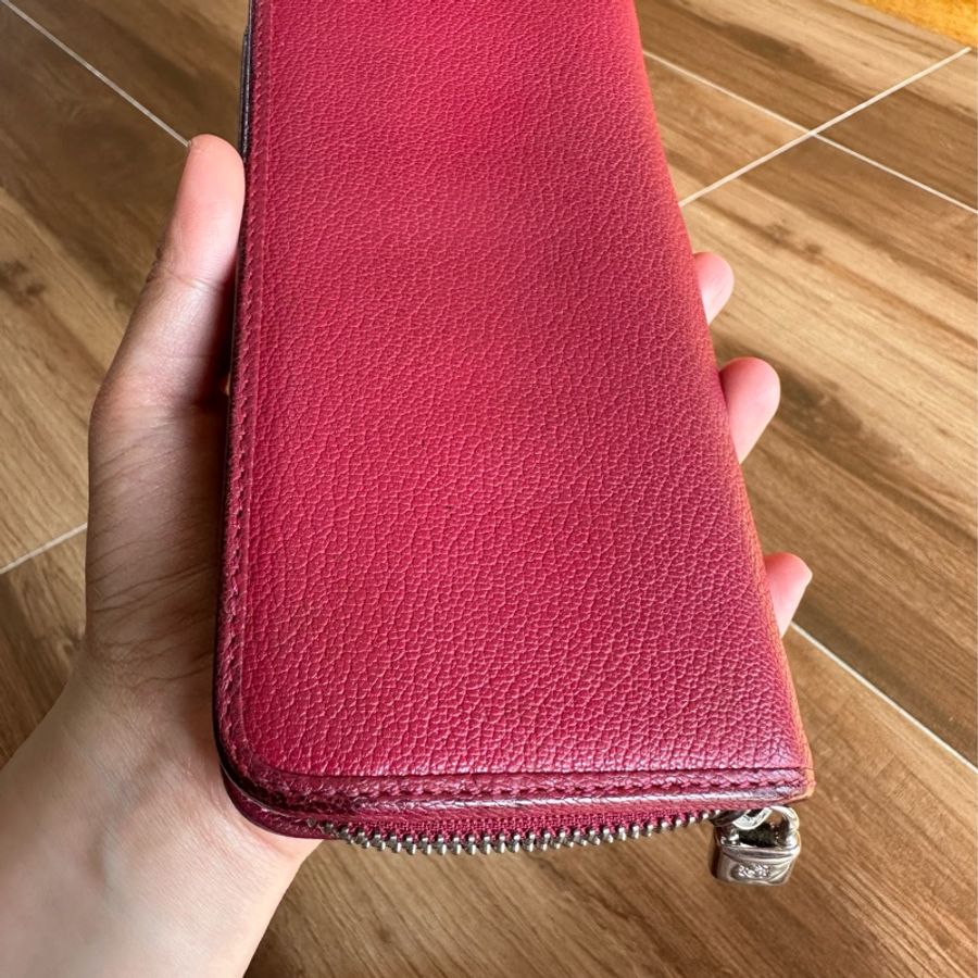 LOEWE logo鎖頭 Amazona長夾 莓紅色，台中新光櫃上購入-12