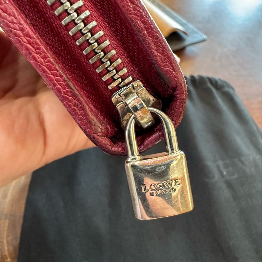 LOEWE logo鎖頭 Amazona長夾 莓紅色，台中新光櫃上購入-17