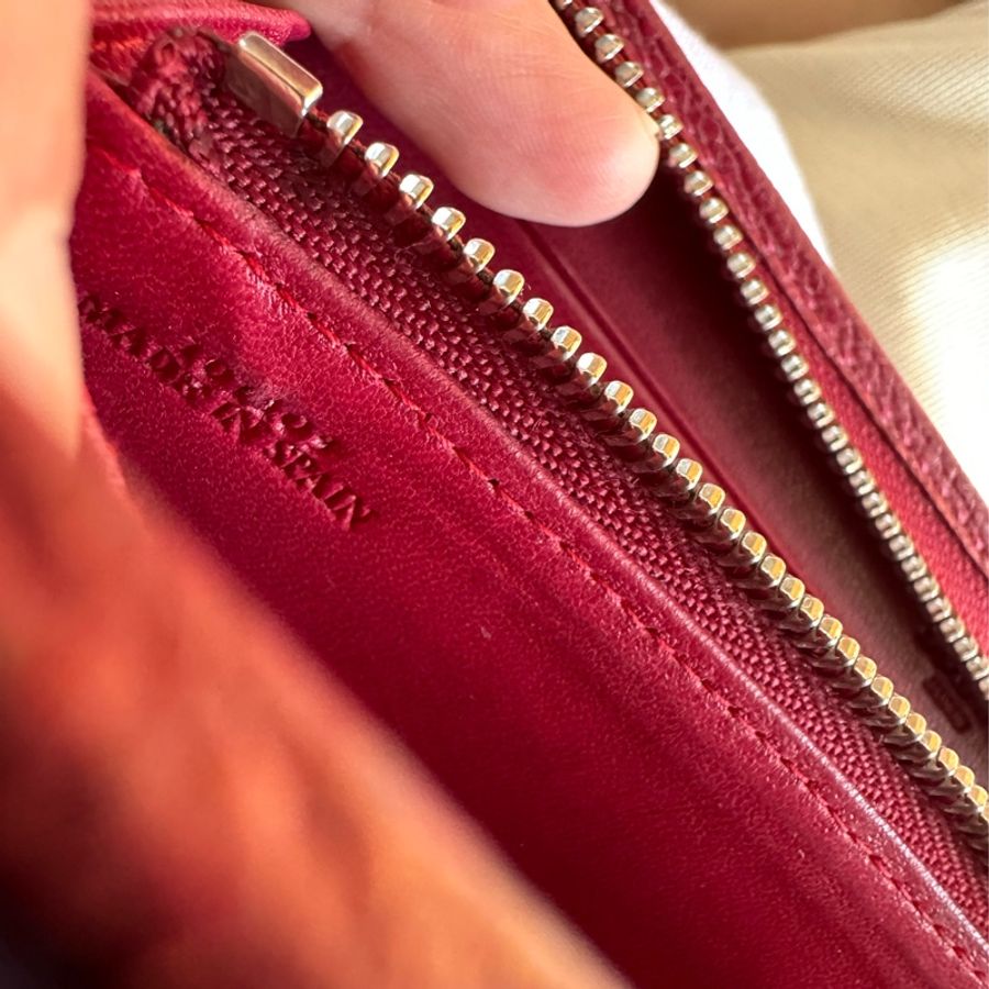 LOEWE logo鎖頭 Amazona長夾 莓紅色，台中新光櫃上購入-21
