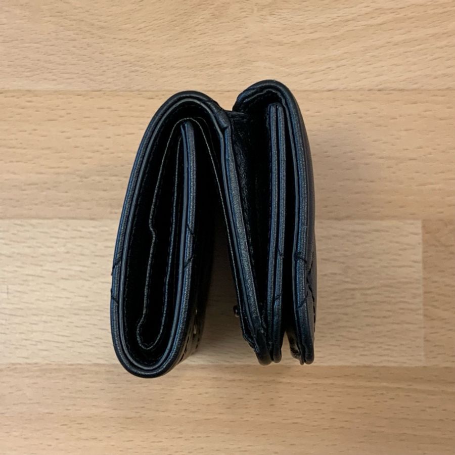 BALENCIAGA 巴黎世家 黑字B. LOGO菱格紋縫線羊皮3卡釦式三折短夾(黑)-4