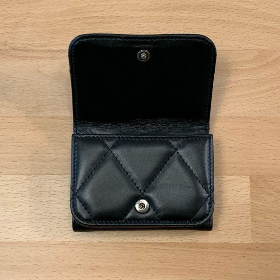 BALENCIAGA 巴黎世家 黑字B. LOGO菱格紋縫線羊皮3卡釦式三折短夾(黑)-12