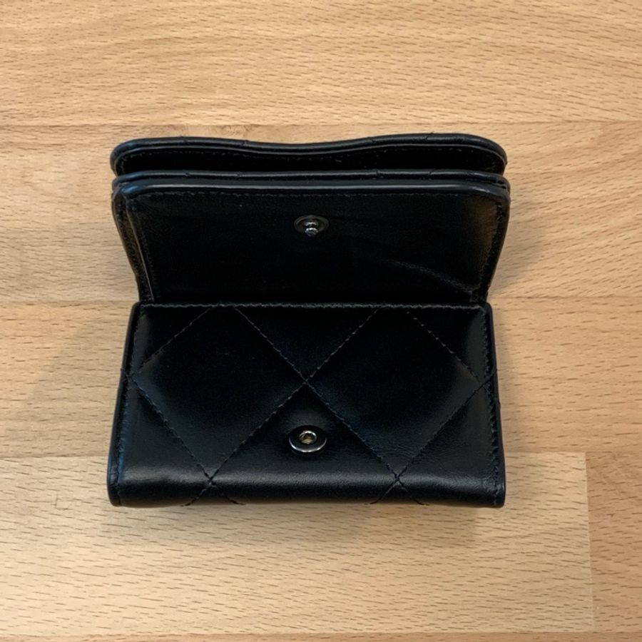 BALENCIAGA 巴黎世家 黑字B. LOGO菱格紋縫線羊皮3卡釦式三折短夾(黑)-13