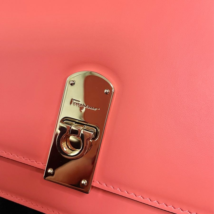 Salvatore Ferragamo Gancini BOXYZ AU-22 E006 | 全新真皮女士斜跨包珊瑚橙,粉橙-17