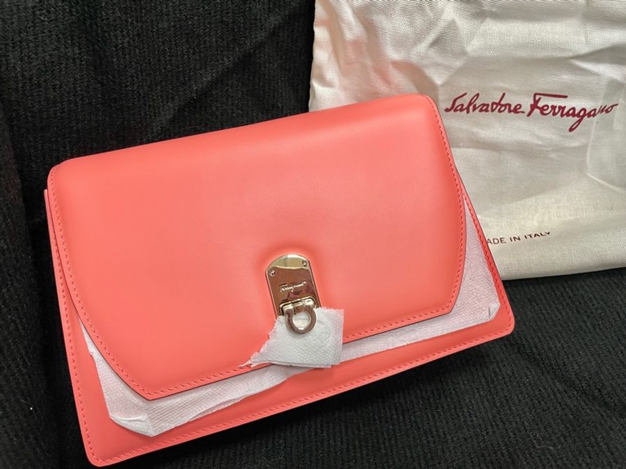 Salvatore Ferragamo Gancini BOXYZ AU-22 E006 | 全新真皮女士斜跨包珊瑚橙,粉橙-24