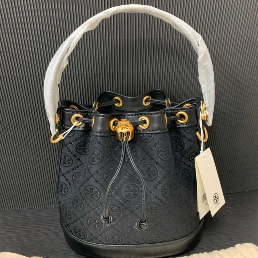 Tory Burch全新新色 T Monogram jacquard shoulder bag 黑金水桶包-5