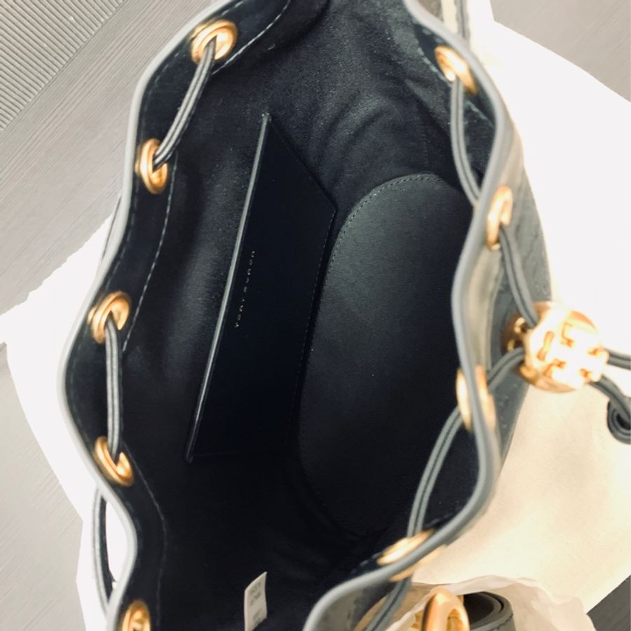 Tory Burch全新新色 T Monogram jacquard shoulder bag 黑金水桶包-9