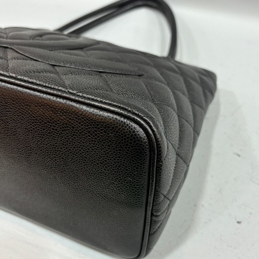 Chanel 黑荔枝皮1804銀幣希爾頓手提包-7