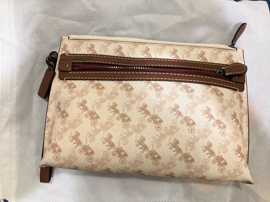 美國官網購入 COACH白馬車印花手拿包-4