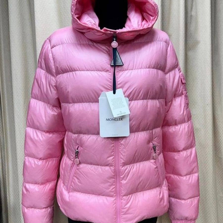 Moncler全新未穿的新款粉色羽絨外套(拉鍊微微拉開的logo好美)-0