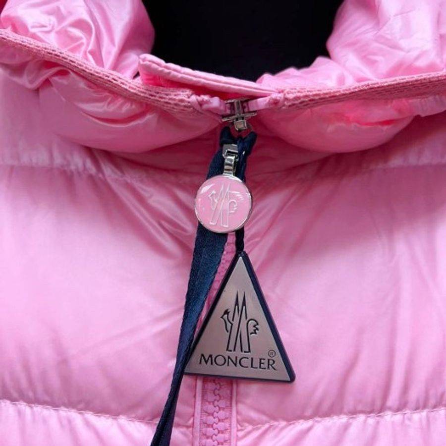 Moncler全新未穿的新款粉色羽絨外套(拉鍊微微拉開的logo好美)-5