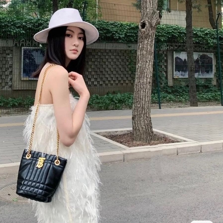 BURBERRY Lola绗缝羔羊皮鏈帶肩背/斜背迷你水桶包-11