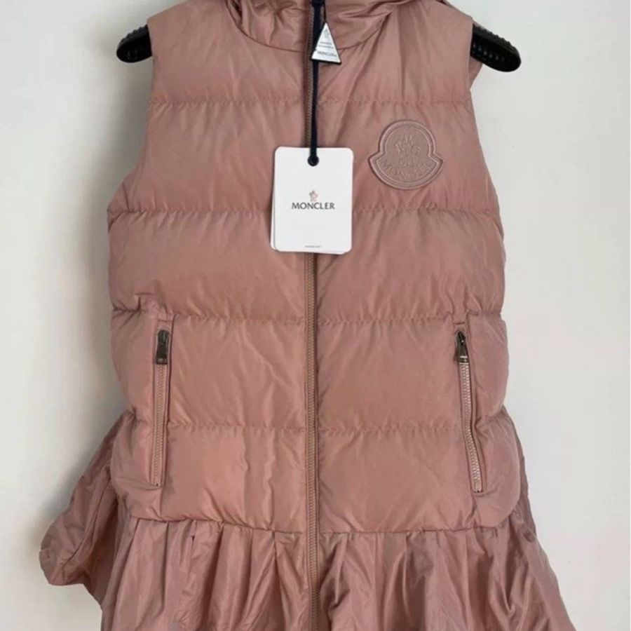 全新Moncler奶茶粉荷葉邊連帽羽絨服馬甲 s號-0