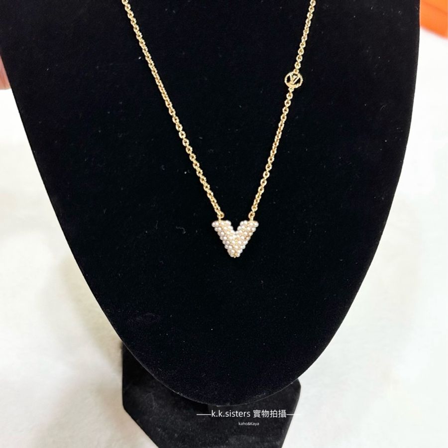 LV M68358 Essential V Peale 珍珠鑲嵌項鍊(金)-2