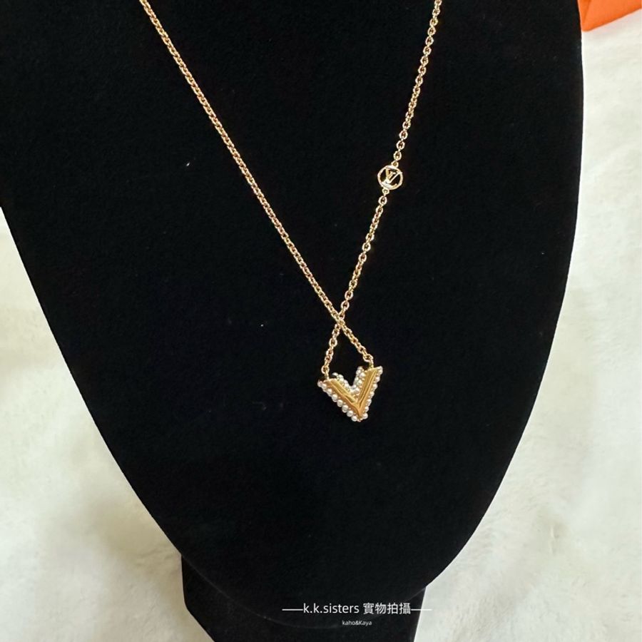 LV M68358 Essential V Peale 珍珠鑲嵌項鍊(金)-3