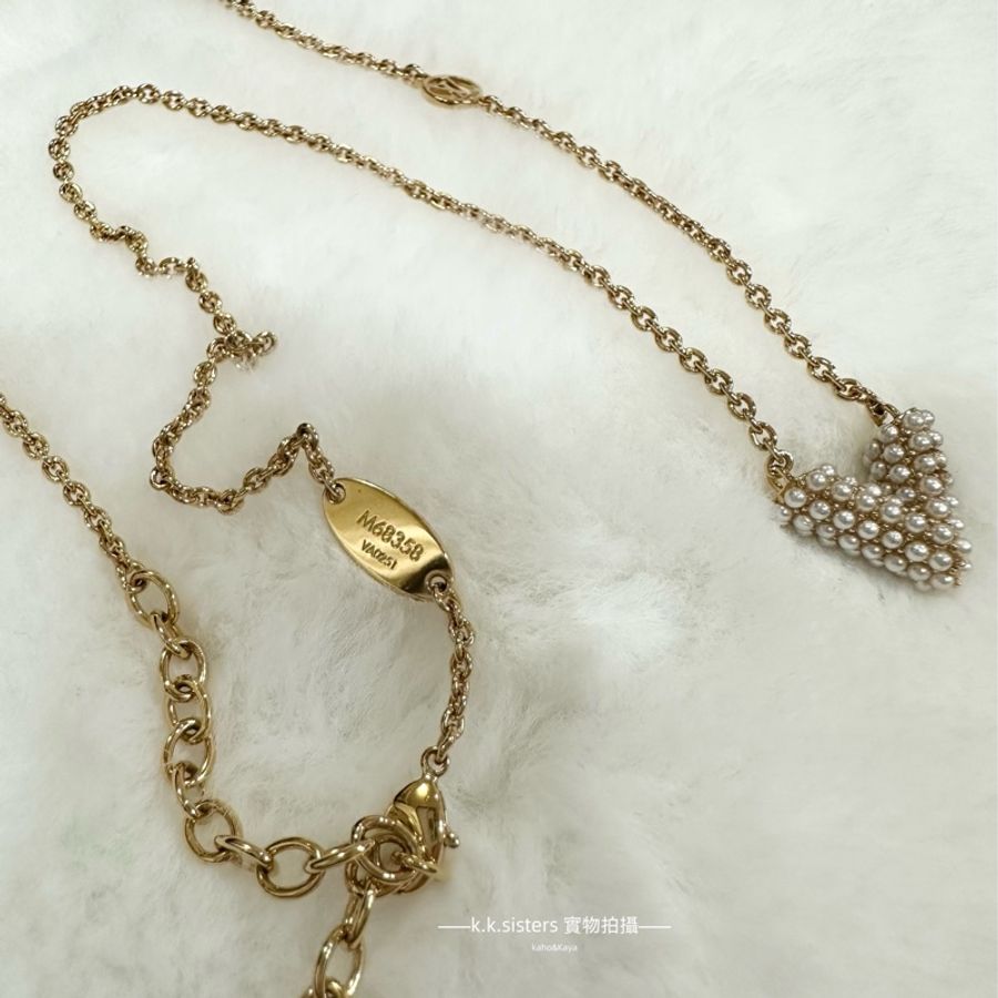 LV M68358 Essential V Peale 珍珠鑲嵌項鍊(金)-5