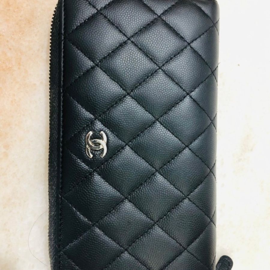CHANEL經典菱格壓紋雙C LOGO拉鍊長夾(黑)-1