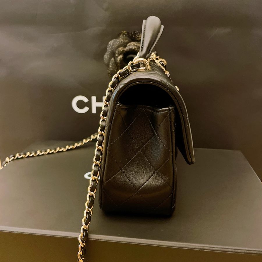 全配✨vip限定款香奈兒CHANEL Flap cf20 Handle黑金 coco經典菱格紋小羊皮淡金小獅子掛飾兩用包(黑金)-13