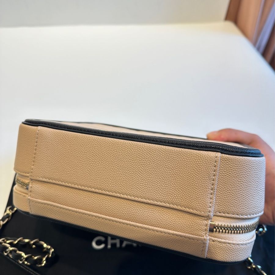 CHANEL 奶茶色黑邊化妝箱鏈包-5