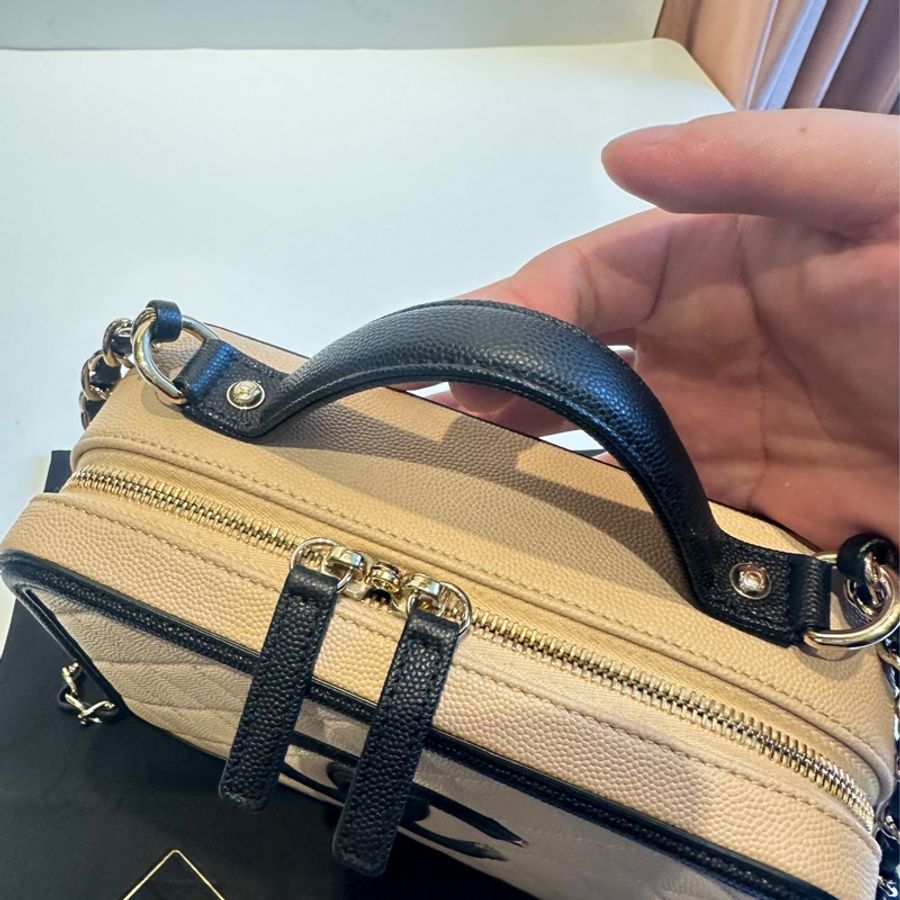 CHANEL 奶茶色黑邊化妝箱鏈包-6