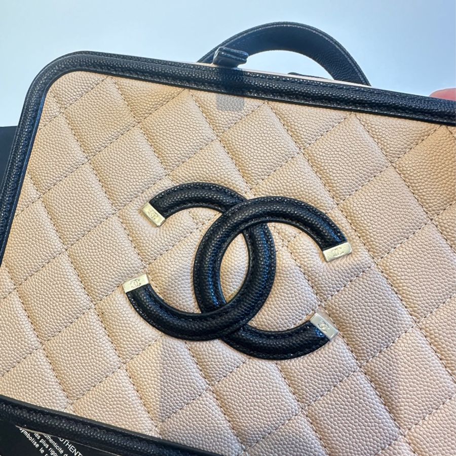CHANEL 奶茶色黑邊化妝箱鏈包-7