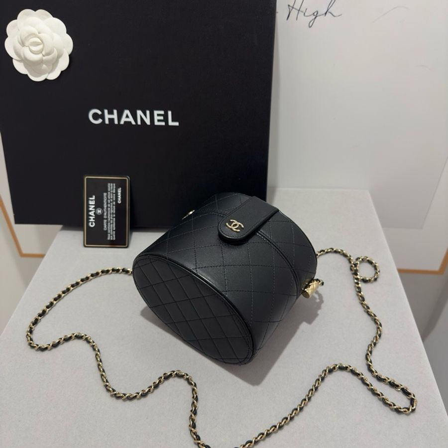 Chanel 羊皮小圓桶化妝袋-1