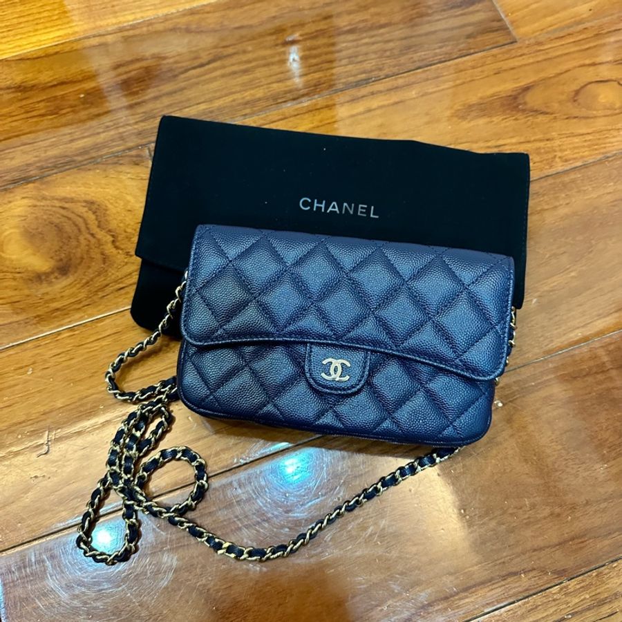 CHANEL淡金色CC Logo 牛皮鏈帶手機包-深藍色-0