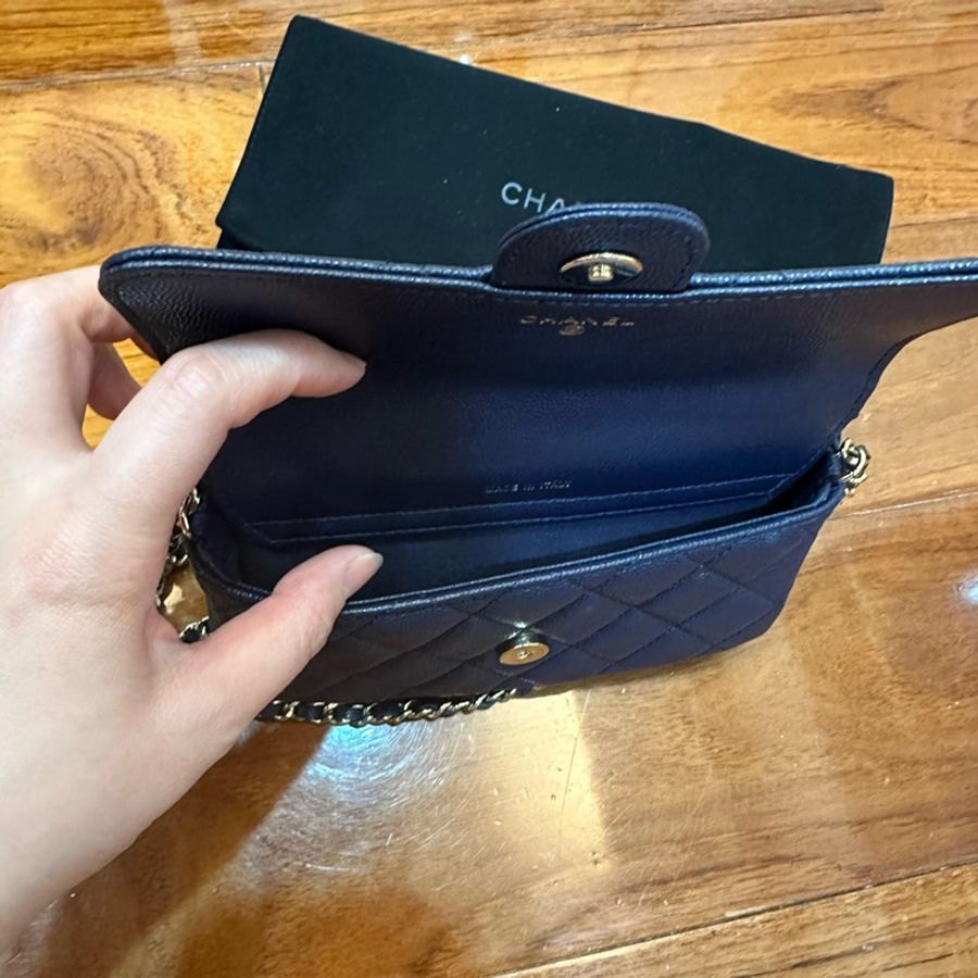 CHANEL淡金色CC Logo 牛皮鏈帶手機包-深藍色-3