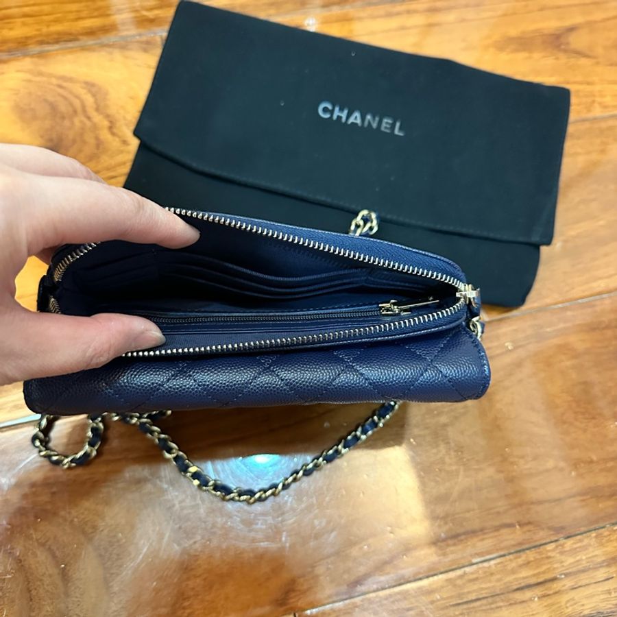 CHANEL淡金色CC Logo 牛皮鏈帶手機包-深藍色-4
