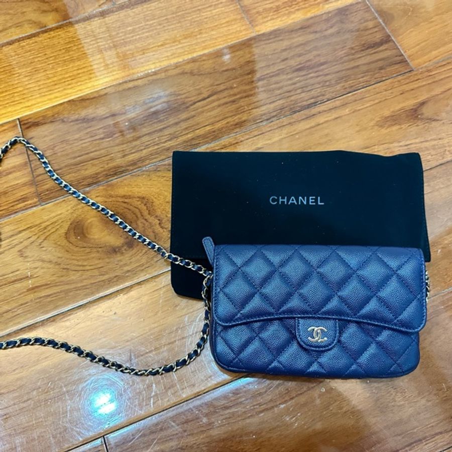 CHANEL淡金色CC Logo 牛皮鏈帶手機包-深藍色-5
