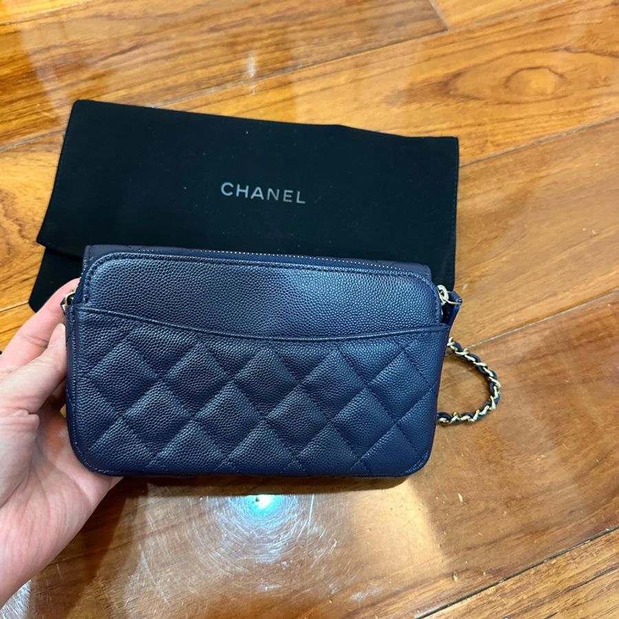 CHANEL淡金色CC Logo 牛皮鏈帶手機包-深藍色-7