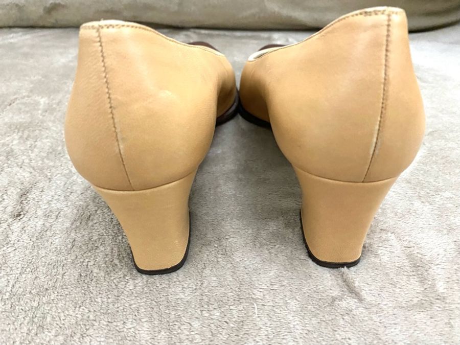 Chanel 咖啡/米雙色經典高跟鞋-21